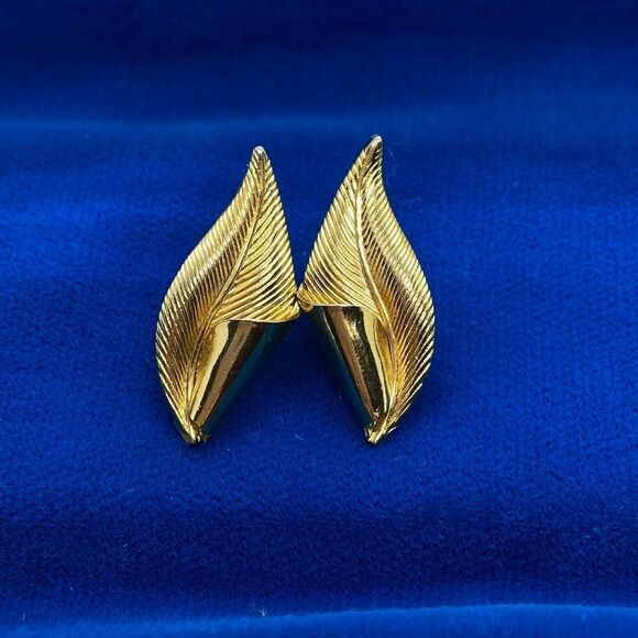 💛 Gold Tone Leaf Earrings - Picture 1 of 4